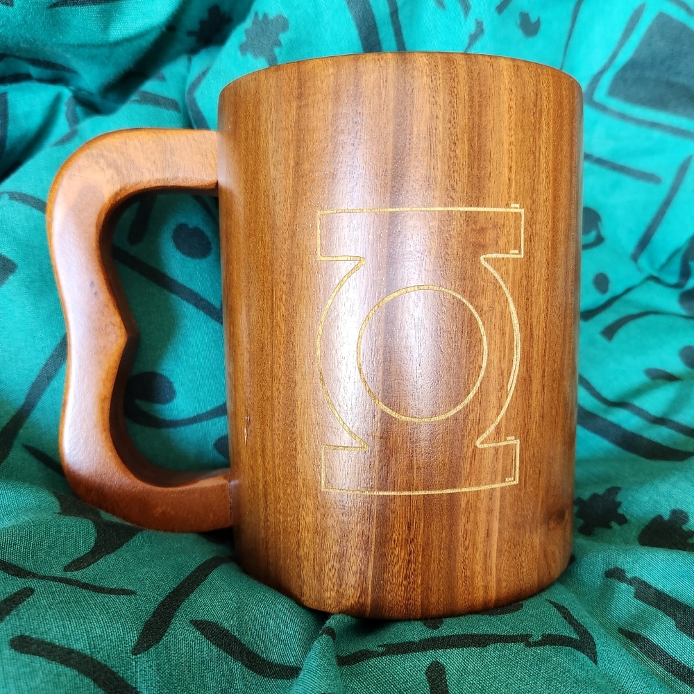 Walnut wooden mug with Green Lantern design